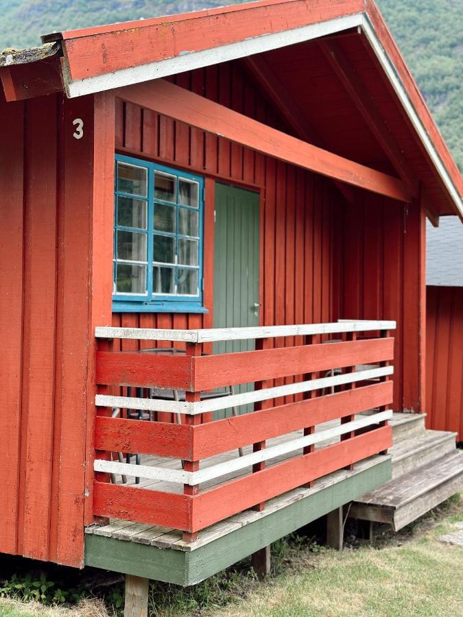 Loken Camping - Trivelig Og Idyllisk Ved Vannet Hotel Olden Exterior photo